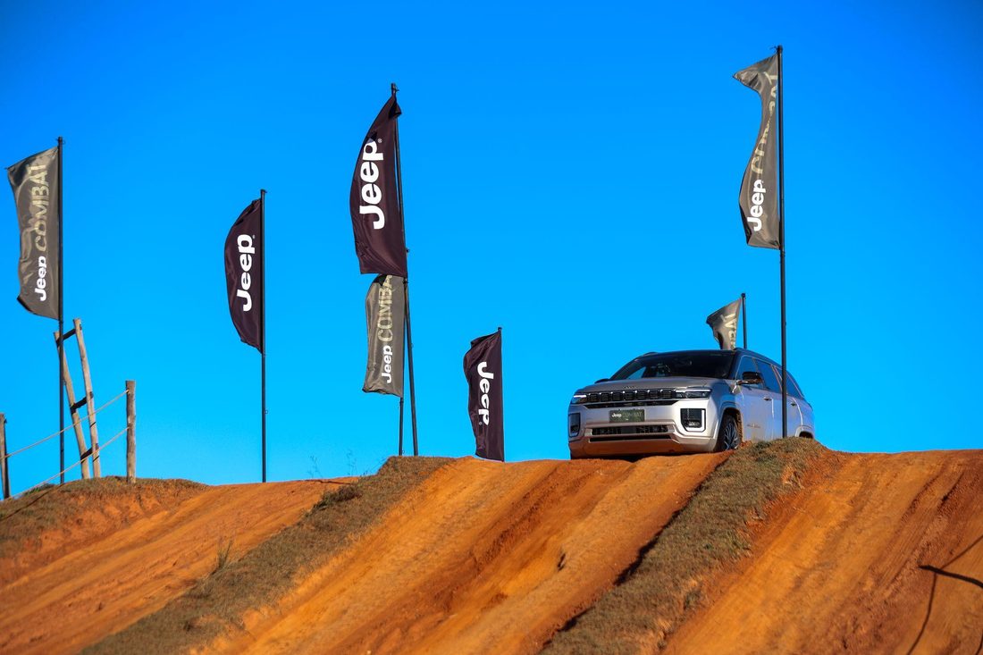 Veículo Jeep em pista de treinamento off-road