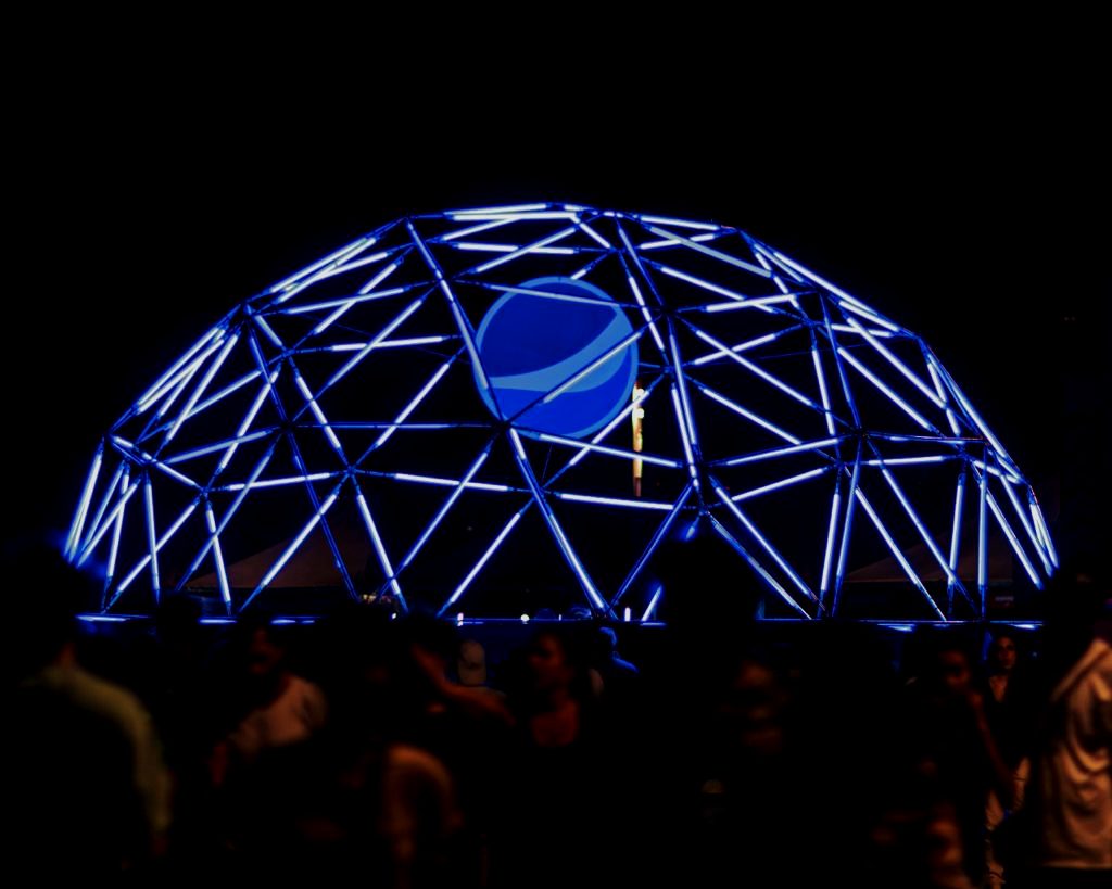 Estrutura geodésica iluminada no Festival Planeta Brasil