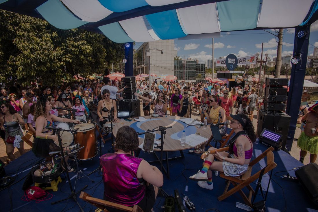 Público e artistas no projeto Rua do Samba